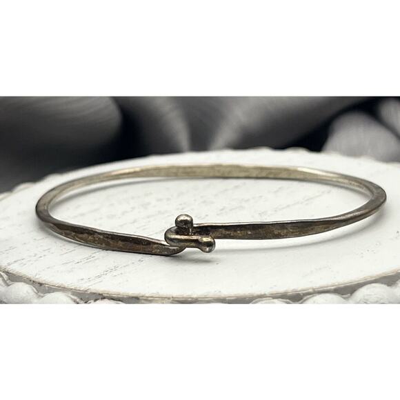 James Avery Sterling Silver Hammered Hook On Bangle Bracelet - Picture 1 of 6